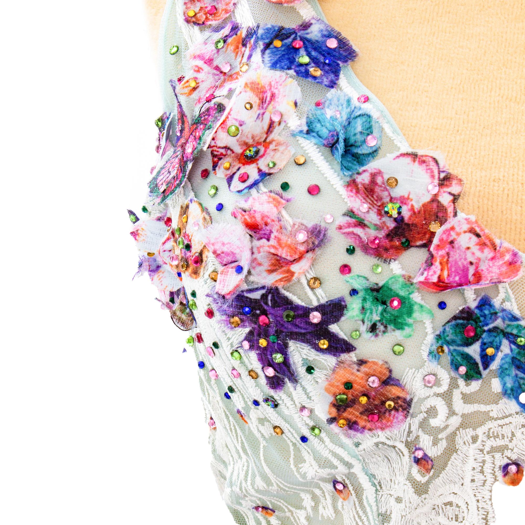 Foulard decorato con motivi ricamati dopo il corso